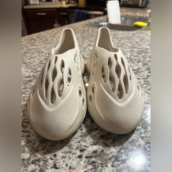 YEEZY Foam RNNR - Picture 2 of 9